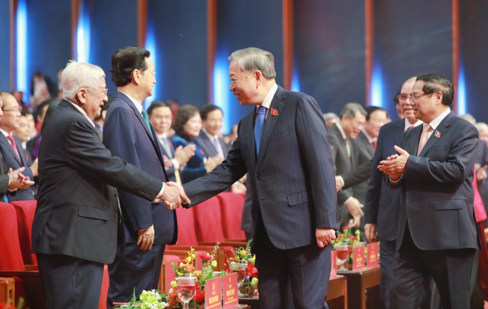 Tổng B&iacute; thư T&ocirc; L&acirc;m c&ugrave;ng c&aacute;c đại biểu tham dự đại hội.