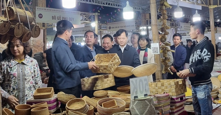 C&aacute;c đại biểu tham quan, t&igrave;m hiểu sản phẩm thủ c&ocirc;ng mỹ nghệ của l&agrave;ng nghề truyền thống tại c&aacute;c gian h&agrave;ng trong khu&ocirc;n khổ Hội chợ sản phẩm l&agrave;ng nghề v&agrave; n&ocirc;ng sản thực phẩm an to&agrave;n.