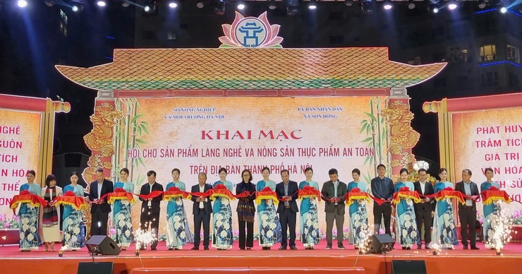 Khai mạc Hội chợ sản phẩm làng nghề và nông sản thực phẩm an toàn tại xã Sơn Đồng