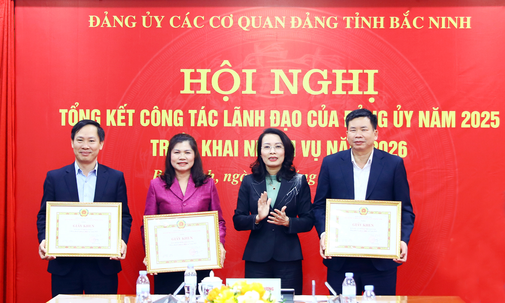 Đồng chí Nguyễn Thị Hương trao Giấy khen cho đại diện các tập thể. Đồng chí Nguyễn Thị Hương trao Giấy khen cho đại diện các tập thể.