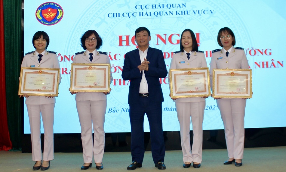 Đồng ch&iacute; Ng&ocirc; T&acirc;n Phượng trao Bằng khen của Thủ tướng Ch&iacute;nh phủ cho 4 c&aacute; nh&acirc;n c&oacute; th&agrave;nh t&iacute;ch xuất sắc trong c&ocirc;ng t&aacute;c.