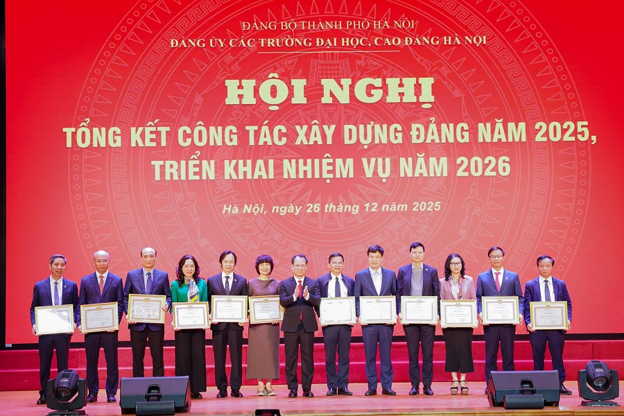 Học viện N&ocirc;ng nghiệp Việt Nam l&agrave; 1 trong 12 tập thể được Đảng ủy c&aacute;c trường cao đẳng, đại học H&agrave; Nội tặng Bằng khen v&igrave; những th&agrave;nh t&iacute;ch xuất sắc trong năm 2025. GS.TS Nguyễn Thị Lan (thứ ba từ phải sang), Gi&aacute;m đốc Học viện thay mặt Ban Gi&aacute;m đốc Học viện nhận Bằng khen.