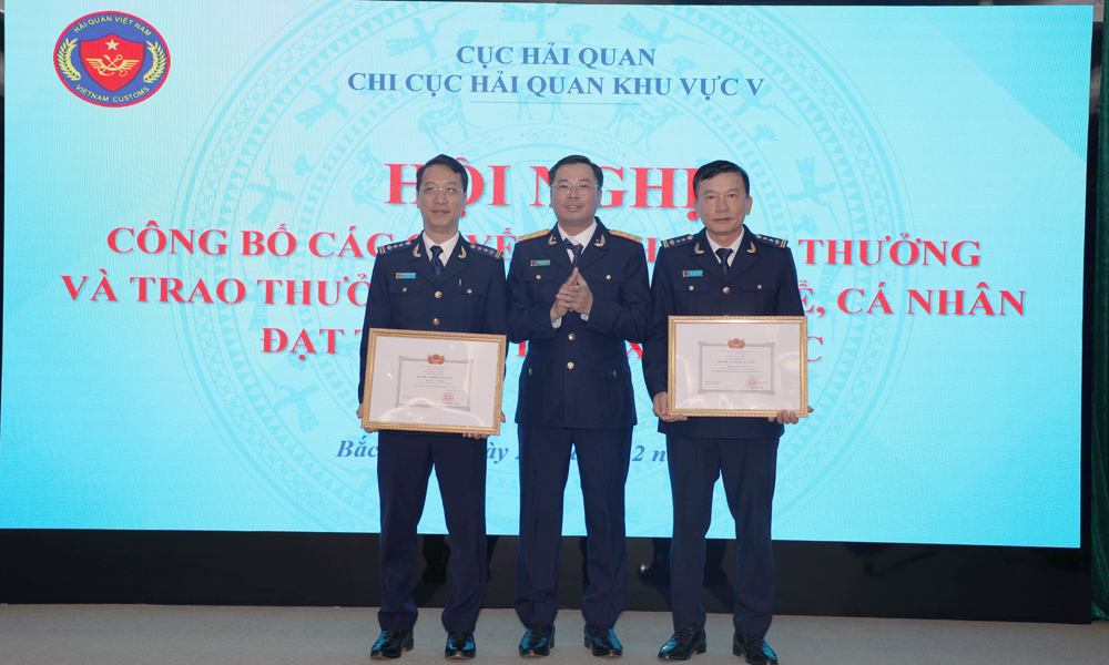 Đồng ch&iacute; Trần Đức H&ugrave;ng trao tặng danh hiệu Tập thể Lao động xuất sắc của Bộ T&agrave;i ch&iacute;nh cho 2 tập thể.