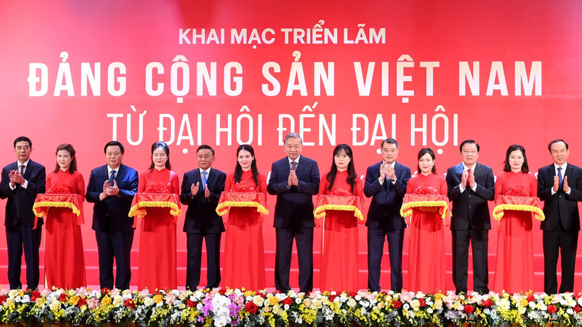 Khai mạc Triển lãm "Đảng Cộng sản Việt Nam - Từ Đại hội đến Đại hội"