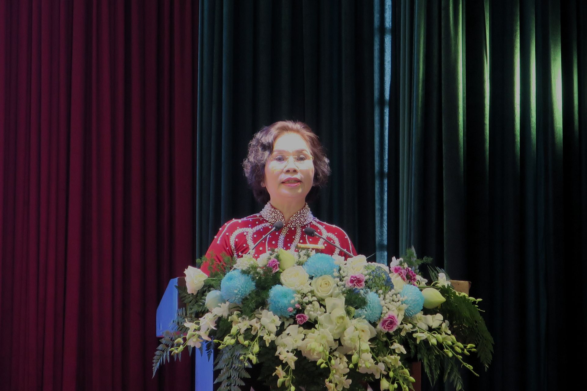 B&agrave; Nguyễn Thị Minh H&agrave;, Chủ tịch Hội Nữ doanh nh&acirc;n th&agrave;nh phố ph&aacute;t biểu &yacute; kiến tham luận.