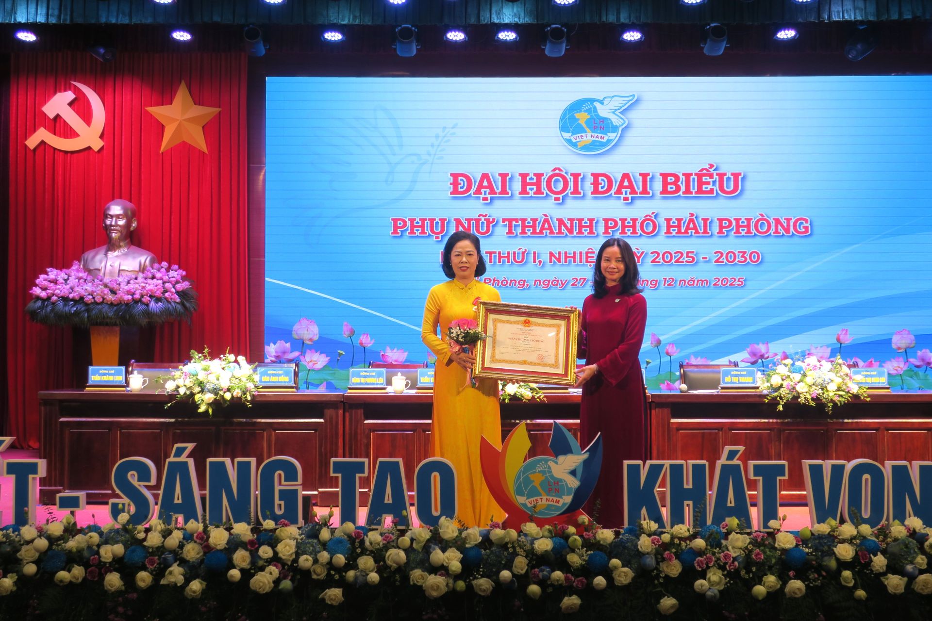 Đồng ch&iacute; Trần Thu Hương, Ủy vi&ecirc;n Ban Chấp h&agrave;nh Trung ương Hội LHPN Việt Nam, Ph&oacute; Chủ tịch Ủy ban MTTQ Việt Nam th&agrave;nh phố, Chủ tịch Hội LHPN th&agrave;nh phố trao tặng Hu&acirc;n chương Lao động hạng Nh&igrave; cho đồng ch&iacute; Vũ Thị Kim Li&ecirc;n.