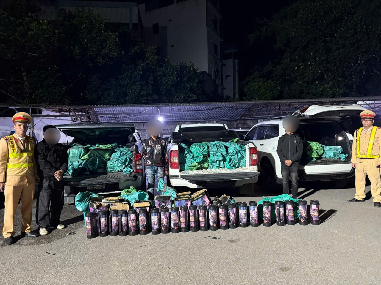 Đội CSGT đường bộ số 3 (Công an tỉnh Quảng Ninh) chặn đứng vụ vận chuyển 360 bình nghi chứa khí cười