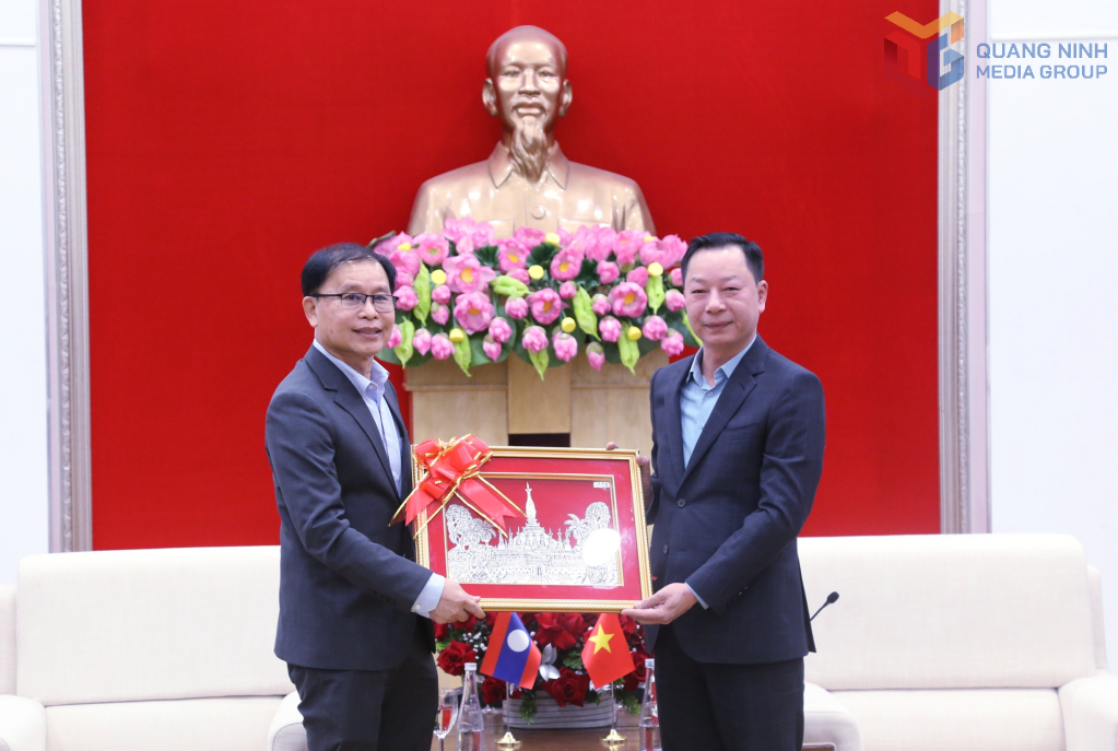 &Ocirc;ng L&ecirc; Văn &Aacute;nh, Ph&oacute; Chủ tịch UBND tỉnh Quảng Ninh v&agrave; &ocirc;ng Khơng-khăm Kẹo-nu-chăn, Thứ trưởng, Ph&oacute; Chủ nhiệm Văn ph&ograve;ng Phủ Thủ tướng L&agrave;o trao qu&agrave; lưu niệm tại buổi tiếp