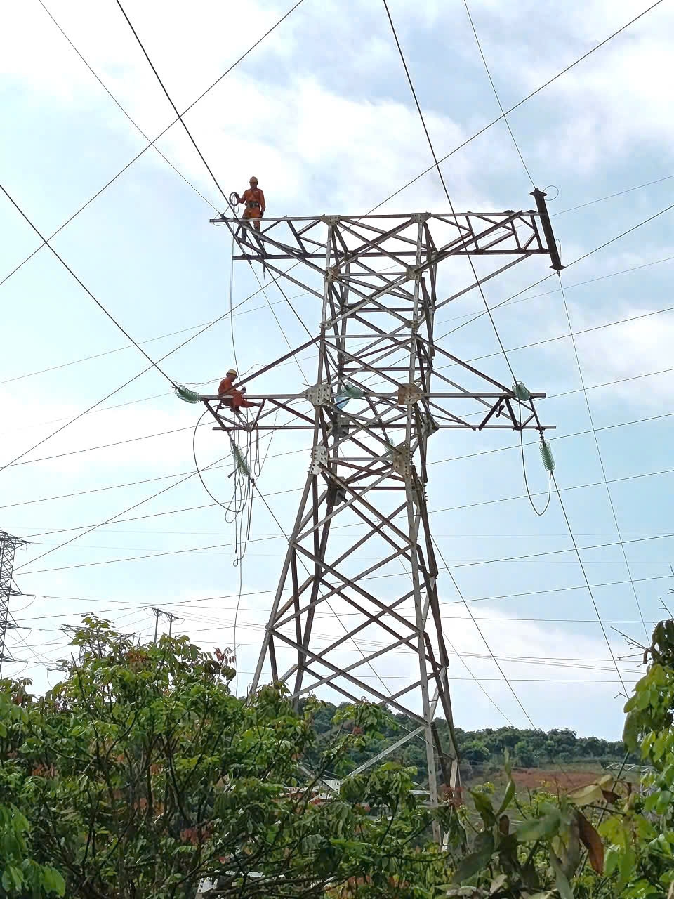 C&aacute;c đơn vị thi c&ocirc;ng khẩn trương ho&agrave;n thiện những hạng mục cuối c&ugrave;ng tại c&ocirc;ng tr&igrave;nh Đường d&acirc;y v&agrave; TBA 110kV Mai Sơn trước giờ đ&oacute;ng điện