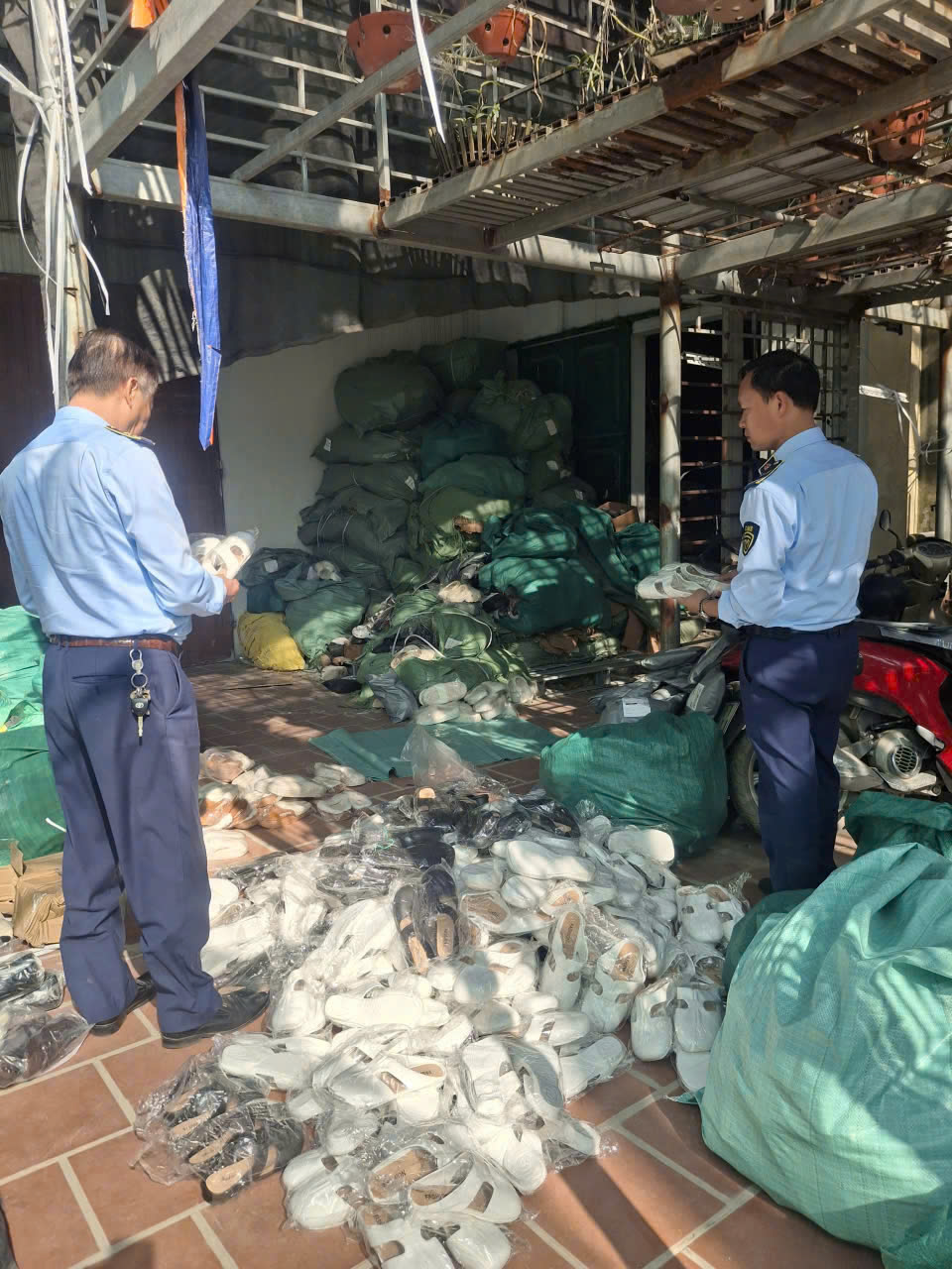 Ninh Bình tăng cường kiểm tra, xử phạt hộ kinh doanh buôn bán hàng không rõ nguồn gốc