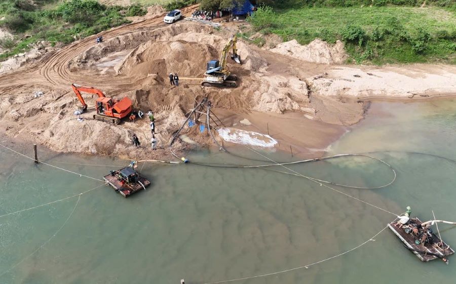 &Ocirc;ng P.M.Đ v&agrave; b&agrave; N.T.L thực hiện h&agrave;nh vi khai th&aacute;c kho&aacute;ng sản ngo&agrave;i phạm vi được cấp ph&eacute;p