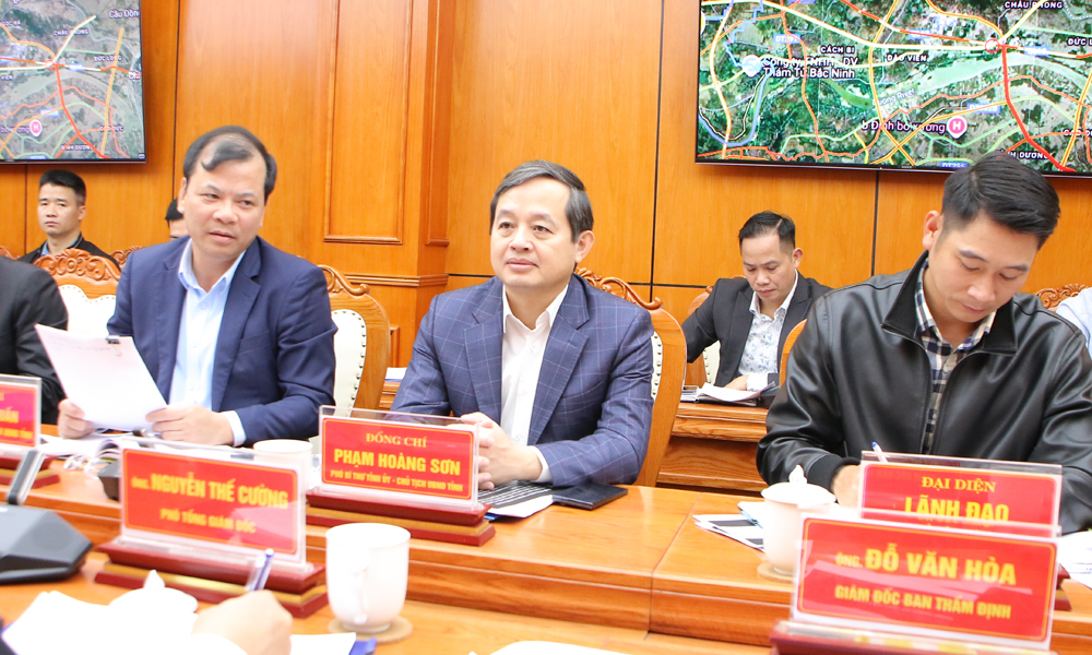 Đồng ch&iacute; Phạm Ho&agrave;ng Sơn trao đổi một số nội dung li&ecirc;n quan đến dự &aacute;n tại buổi l&agrave;m việc.