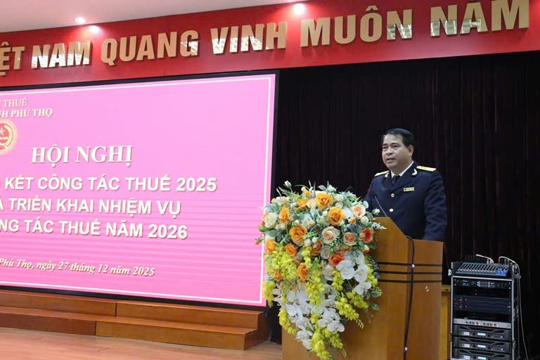 &Ocirc;ng Nguyễn Huy Hồng, Trưởng Thuế tỉnh Ph&uacute; Thọ ph&aacute;t biểu tại hội nghị. Ảnh: VH.