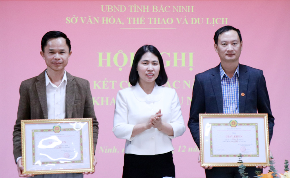 Đồng ch&iacute; B&ugrave;i Thị Thu Thủy, Gi&aacute;m đốc Sở Văn h&oacute;a, Thể thao v&agrave; Du lịch trao Giấy khen cho c&aacute;c tập thể đạt th&agrave;nh t&iacute;ch xuất sắc.