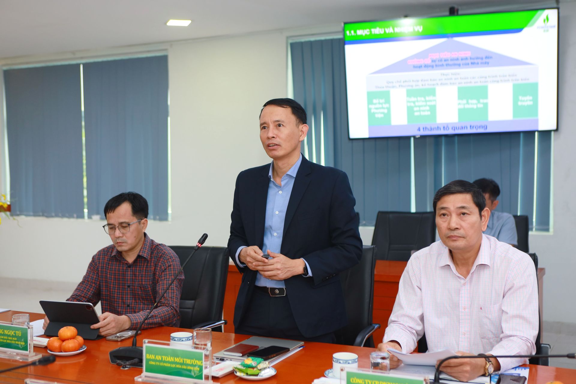 Trưởng Ban An to&agrave;n M&ocirc;i trường BSR Nguyễn Quang Hưng tr&igrave;nh b&agrave;y b&aacute;o c&aacute;o tại Hội nghị về c&ocirc;ng t&aacute;c phối hợp bảo vệ an ninh, an to&agrave;n cho NMLD Dung Quất