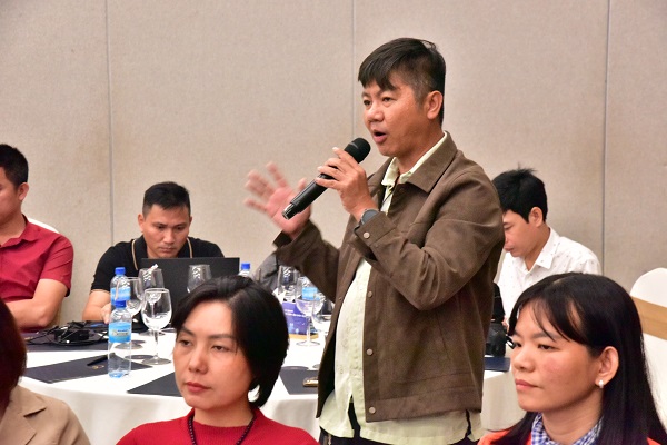 Đại biểu trao đổi, thảo luận