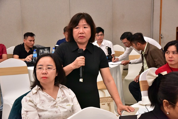 Đại biểu trao đổi, thảo luận