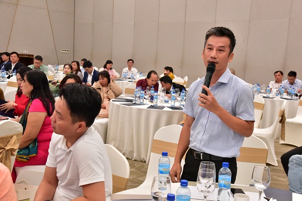 Đại biểu trao đổi, thảo luận