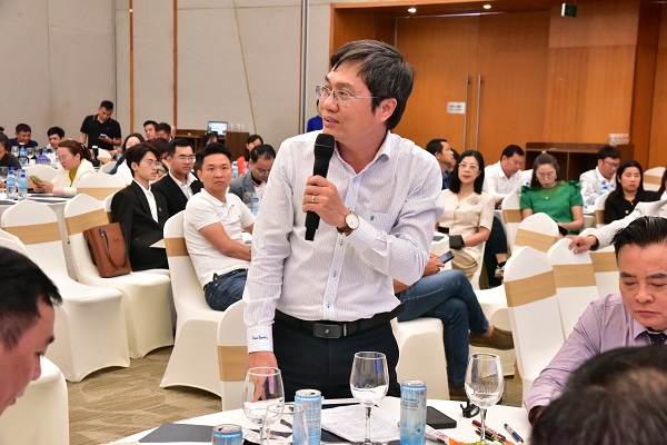 Đại diện Sở T&agrave;i Ch&iacute;nh ph&aacute;t biểu giải đ&aacute;p thắc mắc của đại biểu