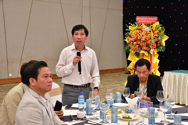 Đại diện Sở Văn h&oacute;a, Thể thao v&agrave; Du lịch ph&aacute;t biểu giải đ&aacute;p thắc mắc của đại biểu