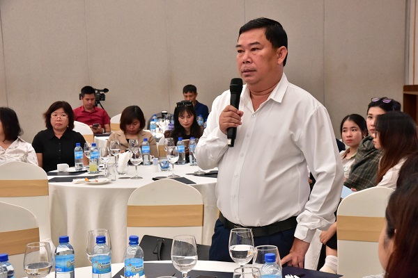 Đại diện Sở Nội vụ ph&aacute;t biểu giải đ&aacute;p thắc mắc của đại biểu