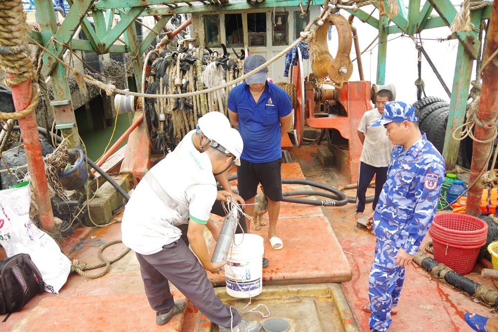 Bộ Tư lệnh Vùng Cảnh sát biển 3 bắt giữ nhiều phương tiện vận chuyển cát và dầu DO không rõ nguồn gốc