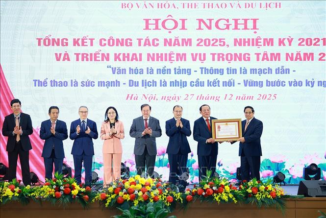 Thủ tướng Phạm Minh Ch&iacute;nh trao Hu&acirc;n chương Lao động hạng Ba cho Bộ Văn ho&aacute;, Thể thao v&agrave; Du lịch. Ảnh: Dương Giang/TTXVN