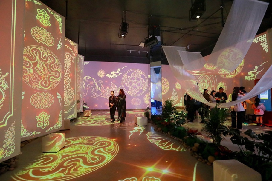 Kh&ocirc;ng gian triển l&atilde;m tr&agrave;n ngập &aacute;nh s&aacute;ng v&agrave; đồ họa đẹp mắt.