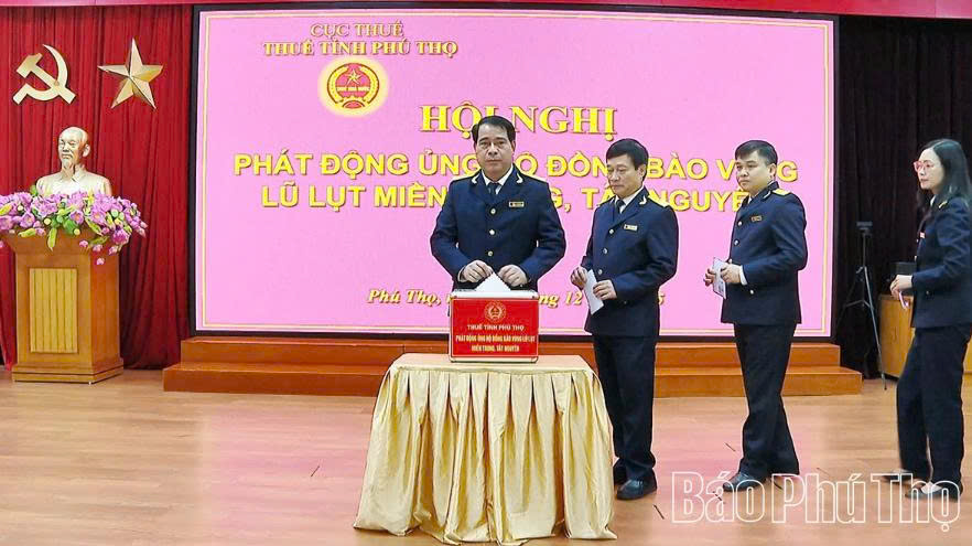 Thuế tỉnh Ph&uacute; Thọ ủng hộ đồng b&agrave;o v&ugrave;ng lũ lụt c&aacute;c tỉnh miền Trung v&agrave; T&acirc;y Nguy&ecirc;n.