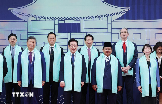 Chủ tịch nước Lương Cường v&agrave; l&atilde;nh đạo c&aacute;c nền kinh tế APEC chụp ảnh chung. (Ảnh: L&acirc;m Kh&aacute;nh/TTXVN)