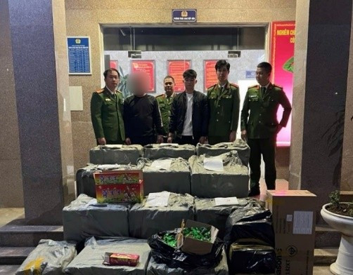 C&aacute;c đối tượng c&ugrave;ng tang vật vi phạm