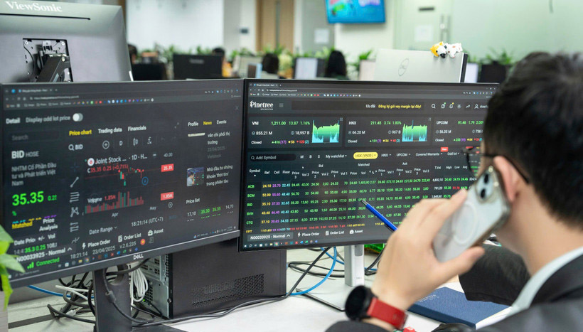 Biến động thị trường khiến ngay cả những nh&agrave; đầu tư d&agrave;y dạn kinh nghiệm cũng phải thận trọng. (Ảnh: Vietnam+)