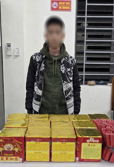 Đối tượng N.B.L c&ugrave;ng tang vật thu giữ. Ảnh: C&ocirc;ng an cung cấp