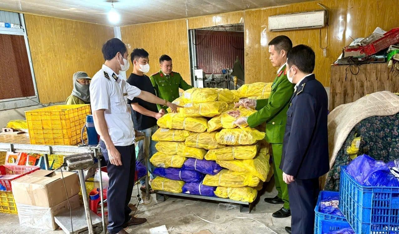 Bắc Ninh: Phát hiện, tiêu hủy hơn 750kg chân gà đông lạnh không rõ nguồn gốc