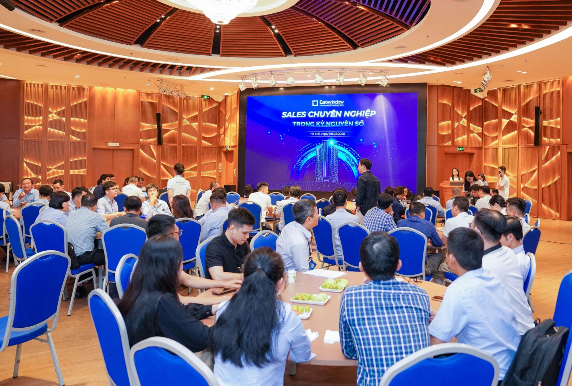 C&aacute;c chương tr&igrave;nh đ&agrave;o tạo được Eurowindow Holding tổ chức thường xuy&ecirc;n nhằm n&acirc;ng cao chuy&ecirc;n m&ocirc;n v&agrave; ph&aacute;t triển kỹ năng cho nh&acirc;n sự