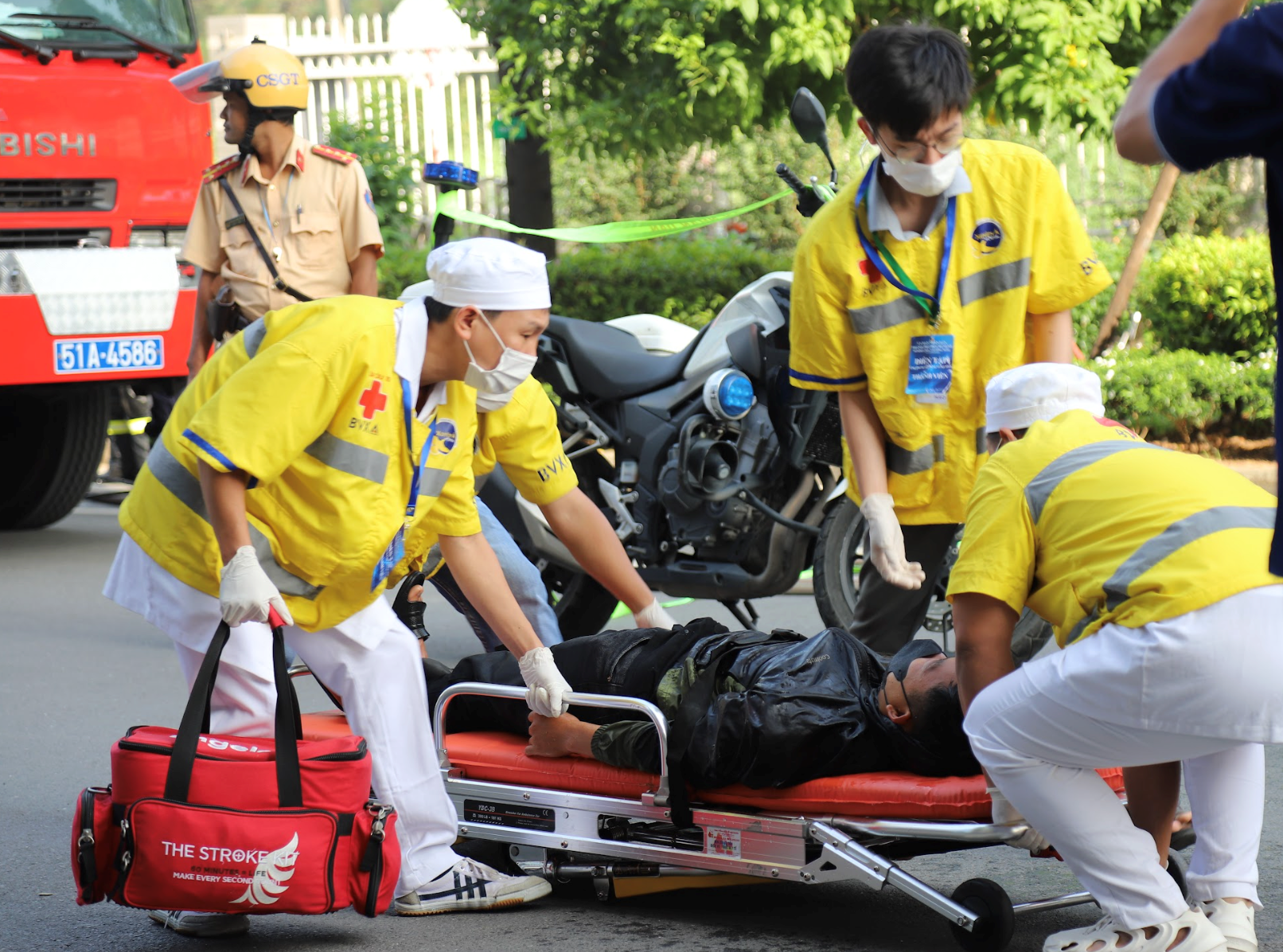 Đội ngũ y tế cứu v&agrave; hỗ trợ nạn nh&acirc;n sau tai nạn xe