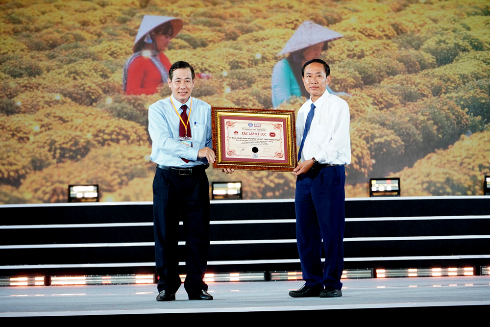 Xác lập kỷ lục Bản đồ Việt Nam tạo hình từ các giống hoa – kiểng