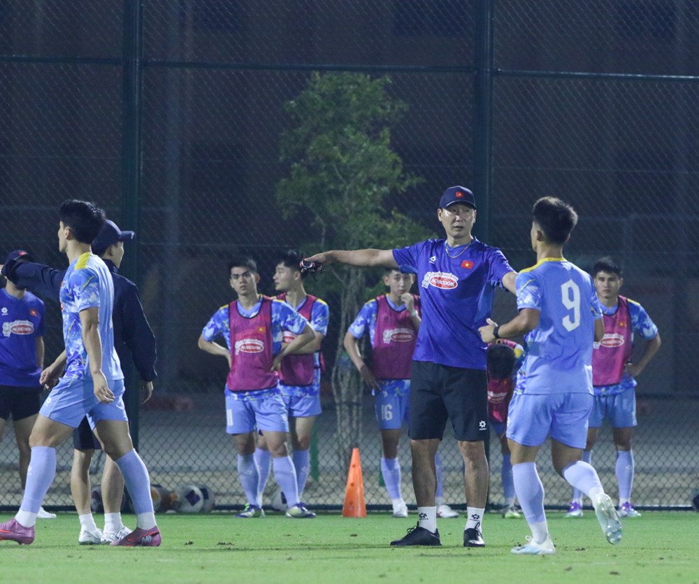 HLV Kim Sang-sik sẽ gi&uacute;p c&aacute;c học tr&ograve; c&oacute; sự chuẩn bị tốt nhất