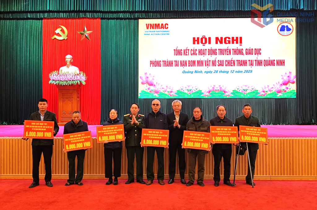 Đại diện Bộ CHQS tỉnh Quảng Ninh v&agrave; Trung t&acirc;m H&agrave;nh động bom m&igrave;n quốc gia Việt Nam trao qu&agrave; hỗ trợ cho 10 nạn nh&acirc;n bom m&igrave;n c&oacute; ho&agrave;n cảnh kh&oacute; khăn.