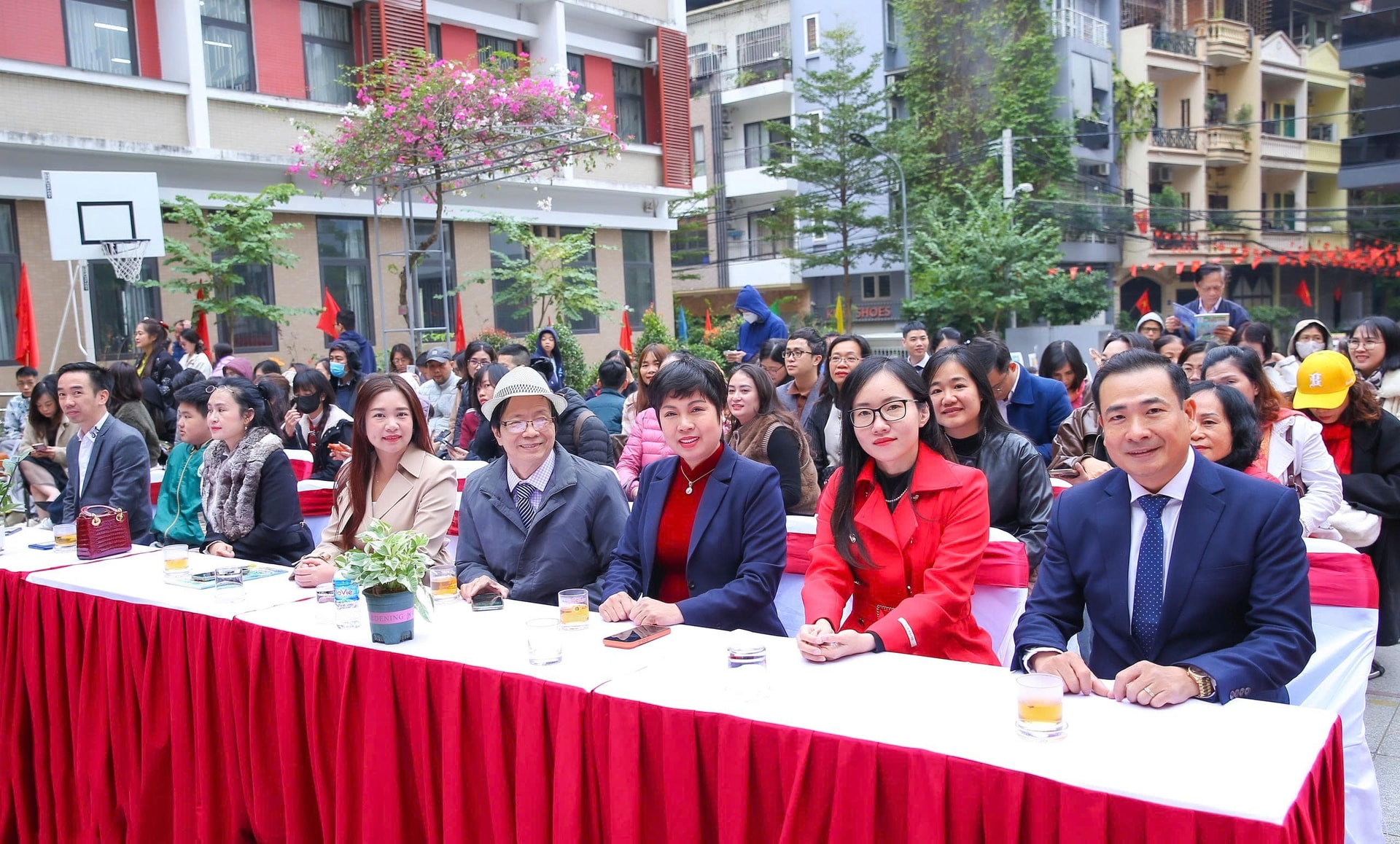 Trưởng Ban Tổ chức cuộc thi, Ban Gi&aacute;m khảo c&ugrave;ng hiệu trưởng, c&aacute;c nh&agrave; t&agrave;i trợ v&agrave; c&aacute;c thầy c&ocirc; một số trường tiểu học tr&ecirc;n to&agrave;n quốc