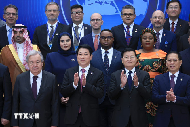 Chủ tịch nước Lương Cường v&agrave; Tổng Thư k&yacute; Li&ecirc;n hợp quốc Ant&oacute;nio Guterres chụp ảnh chung với c&aacute;c Trưởng đo&agrave;n dự Lễ mở k&yacute; C&ocirc;ng ước H&agrave; Nội. (Ảnh: Tuấn Anh/TTXVN)