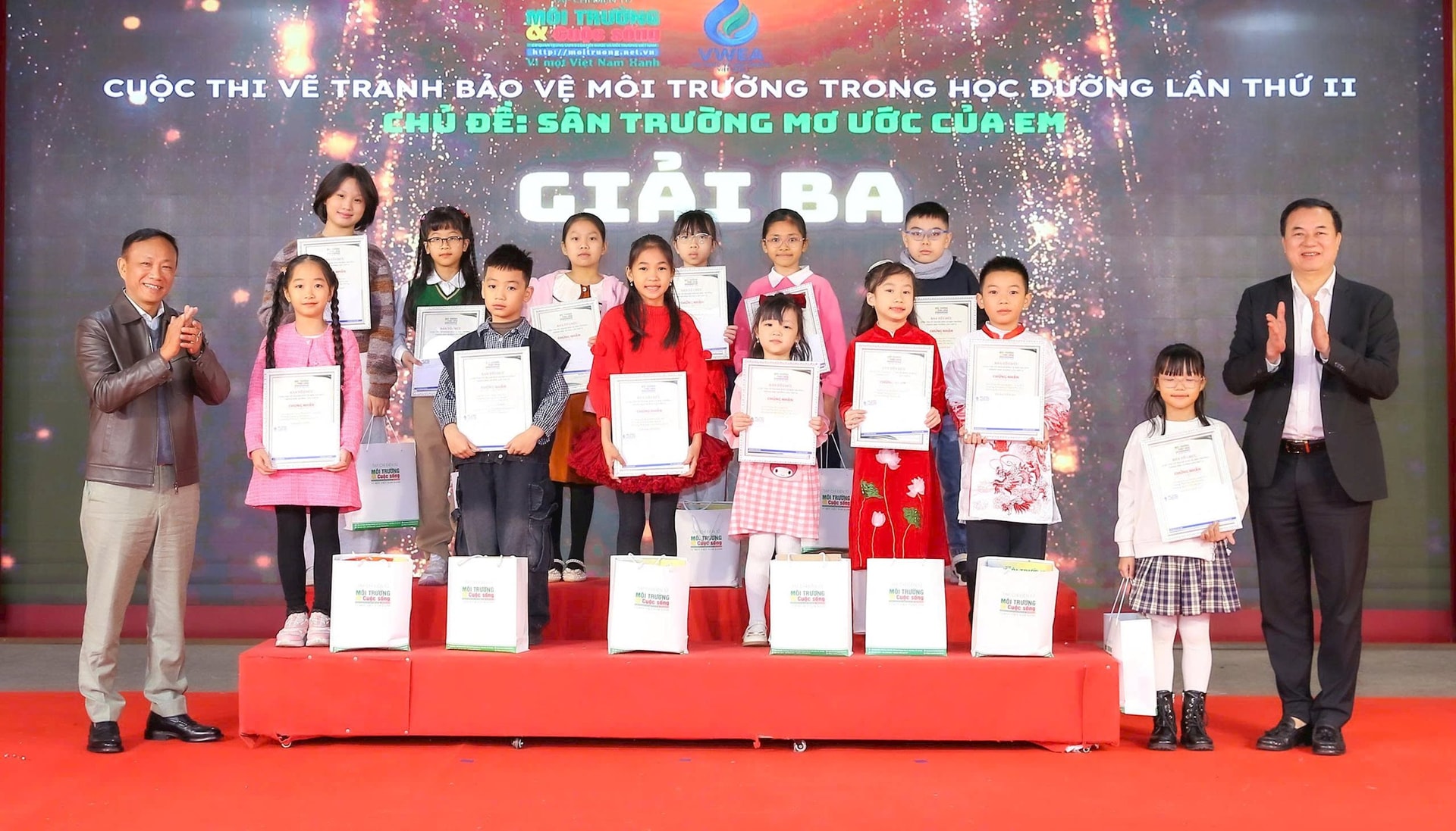 13/15 th&iacute; sinh đạt giải Ba c&oacute; mặt tại Lễ trao giải