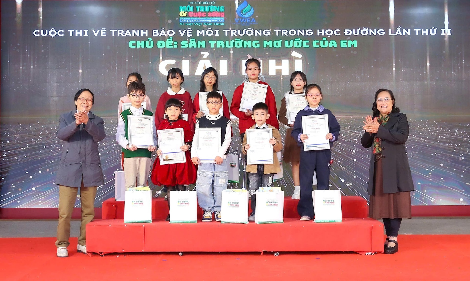 10 th&iacute; sinh đạt giải Nh&igrave; nhận giải v&agrave; qu&agrave; của Ban Tổ chức