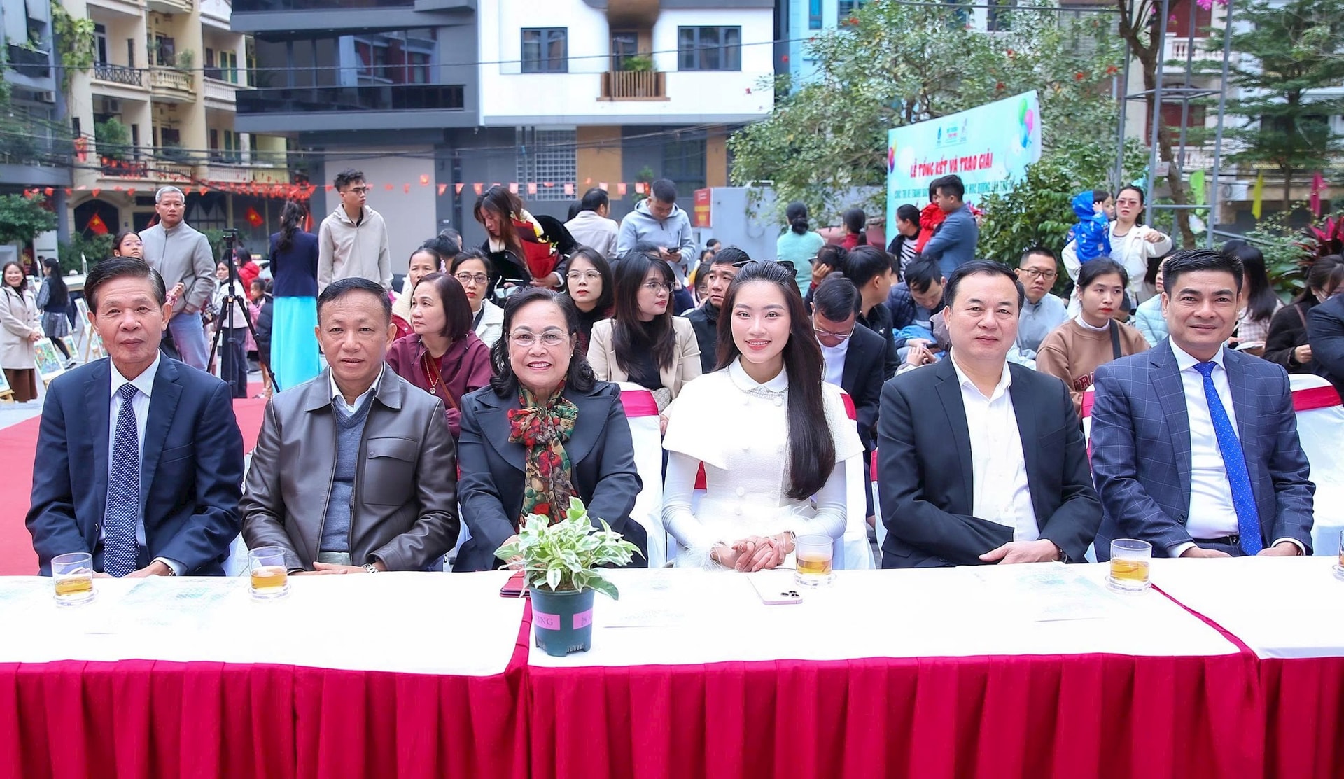 L&atilde;nh đạo Hội Nước v&agrave; M&ocirc;i trường c&ugrave;ng Đại sứ của Cuộc thi Hoa hậu Thể thao 2022 Đo&agrave;n Thu Thủy