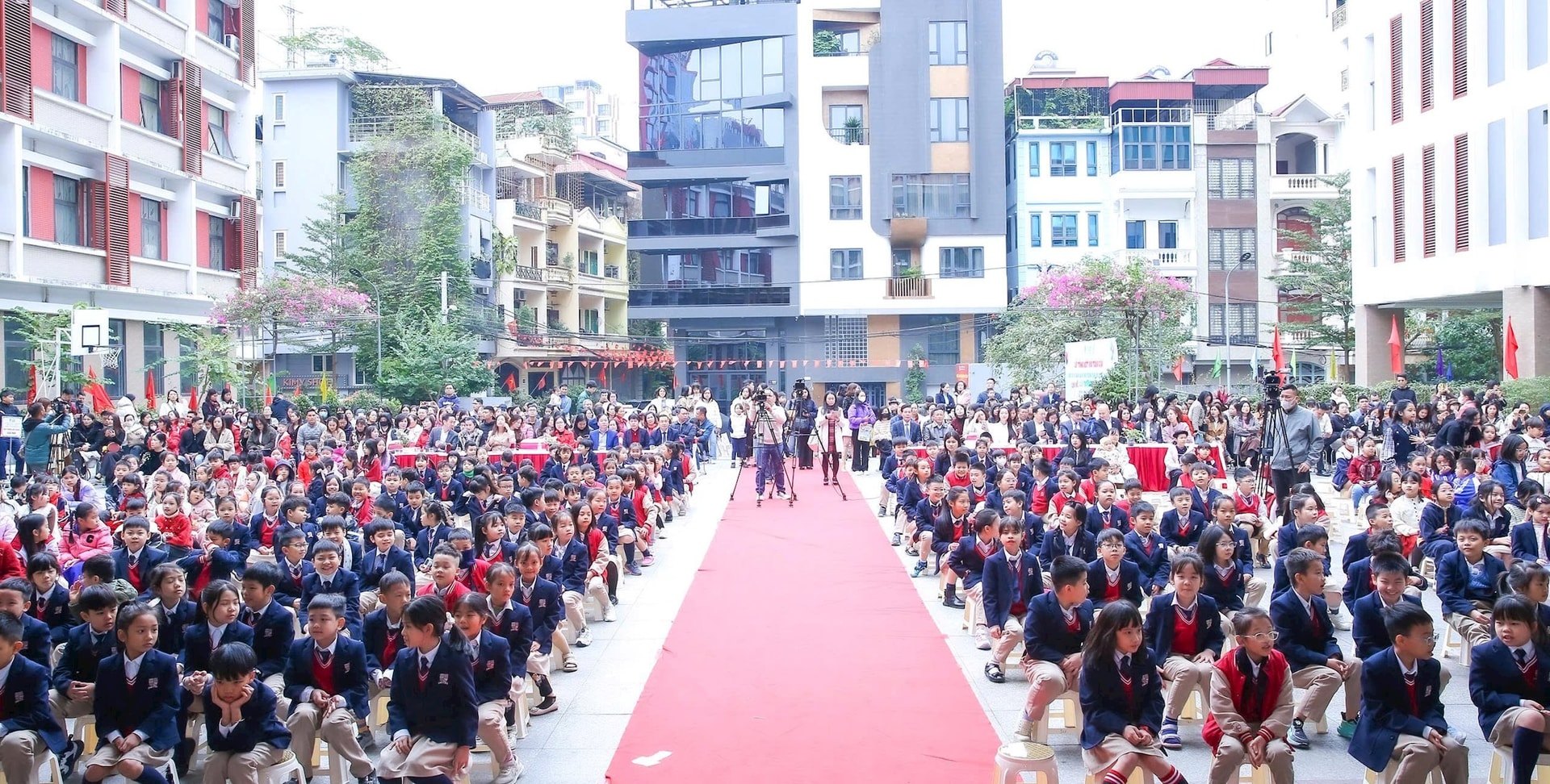 Sự kiện thu h&uacute;t sự quan t&acirc;m của h&agrave;ng trăm học sinh v&agrave; nhiều cơ quan th&ocirc;ng tấn, b&aacute;o ch&iacute;