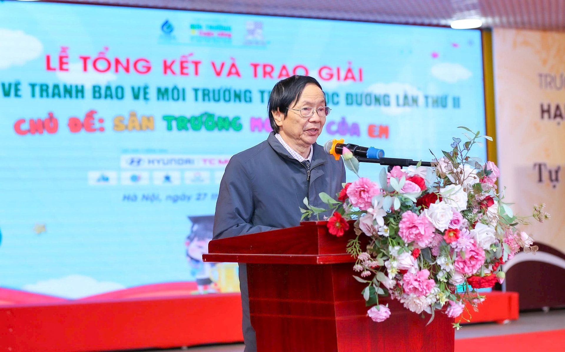 Nh&agrave; gi&aacute;o, họa sĩ Nguyễn Hữu Hạnh &ndash; Ph&oacute; Ban Gi&aacute;m khảo ph&aacute;t biểu tại Lễ trao giải