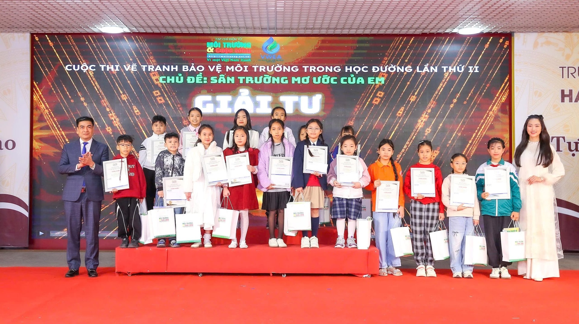 Đại diện Ban Tổ chức trao giải v&agrave; qu&agrave; cho c&aacute;c th&iacute; sinh đạt giải Tư