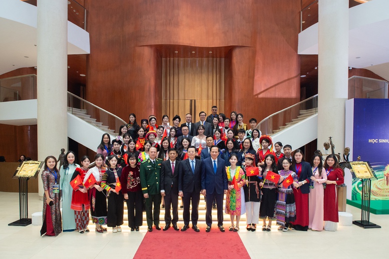 Ph&oacute; Thủ tướng Mai Văn Ch&iacute;nh c&ugrave;ng c&aacute;c đại biểu dự Lễ tuy&ecirc;n dương - Ảnh: VGP