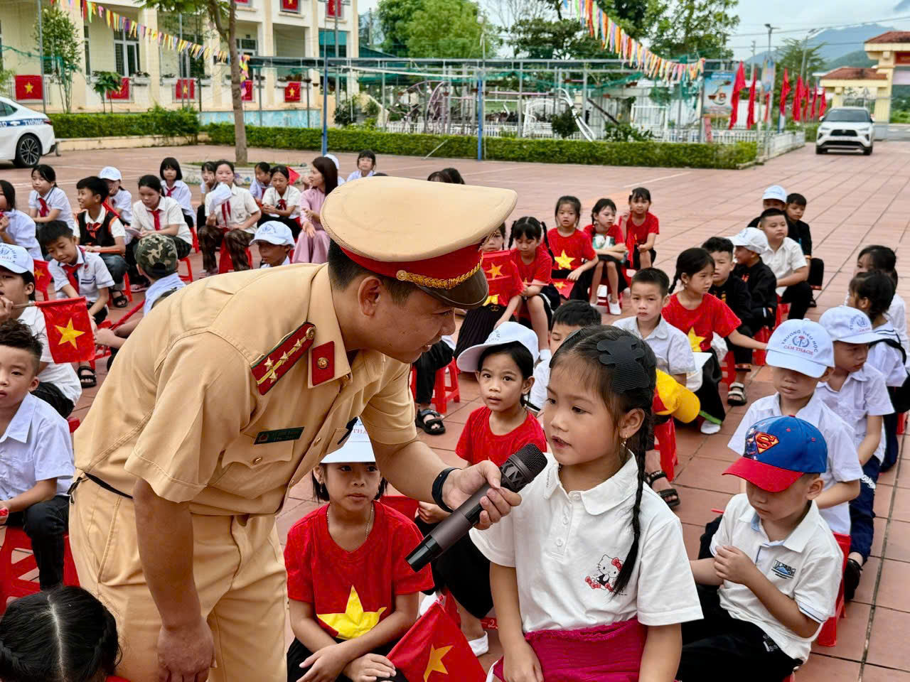 C&aacute;c em học sinh h&agrave;o hứng tham gia c&aacute;c buổi tuy&ecirc;n truyền