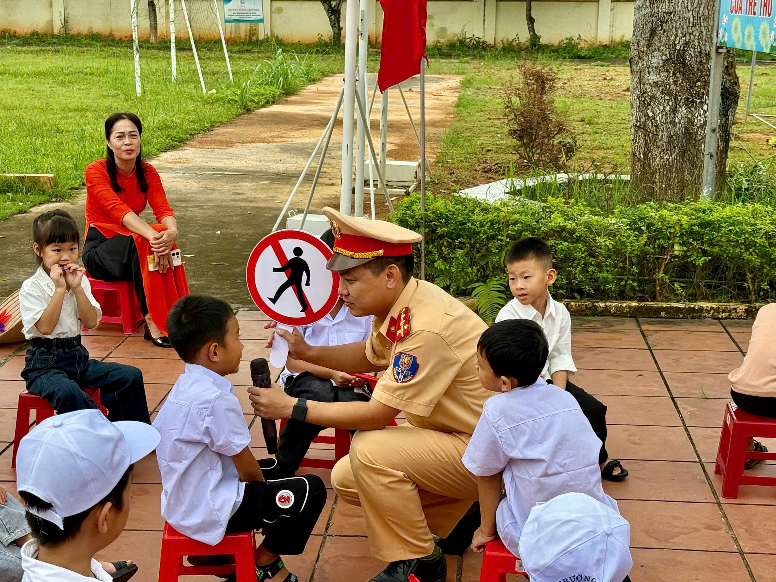 Quảng Ninh: Đội CSGT đường bộ số 3 tăng cường công tác tuyên truyền an toàn giao thông cho học sinh